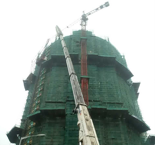 黄石吊车在工地上作业